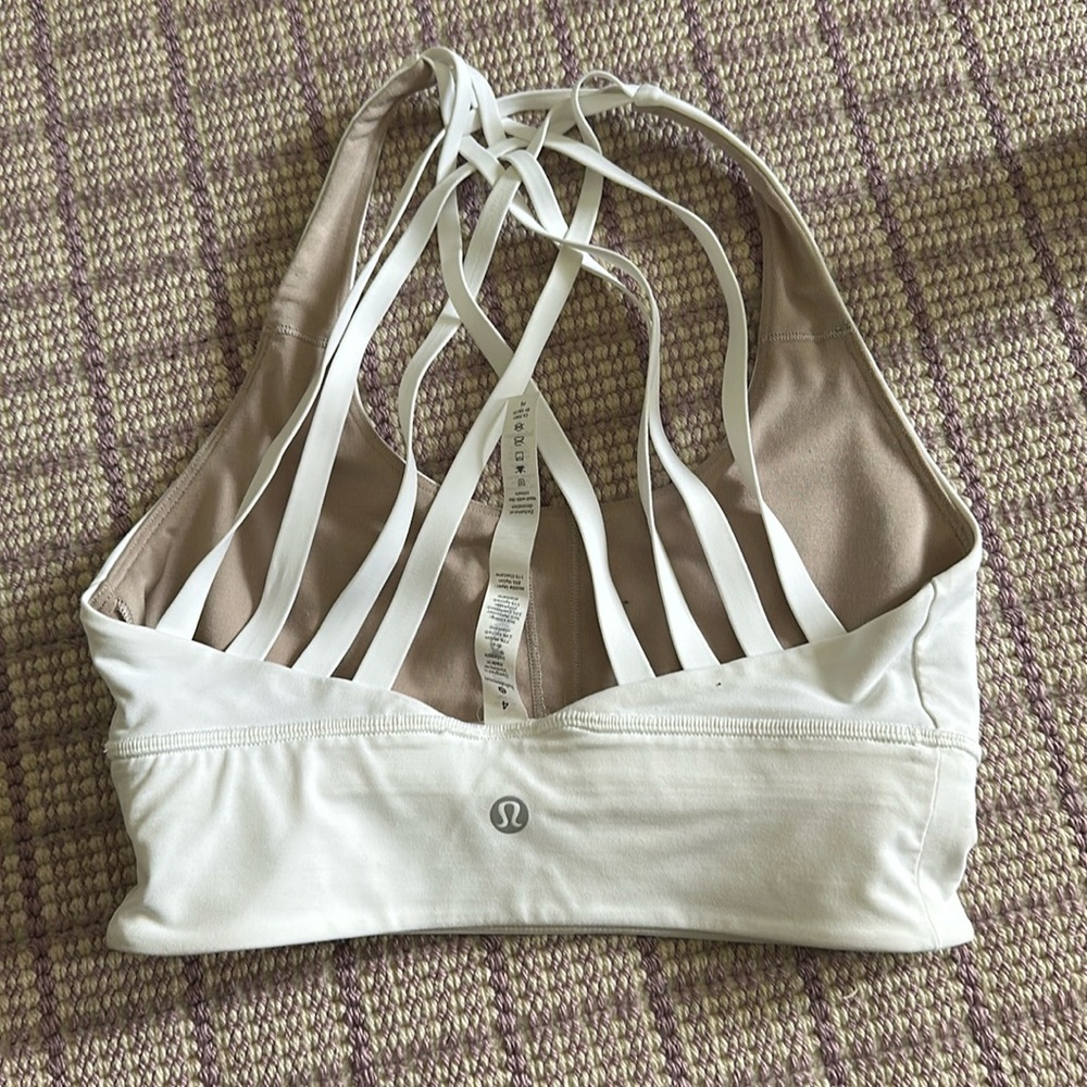 Lululemon sports bra never worn size 4!